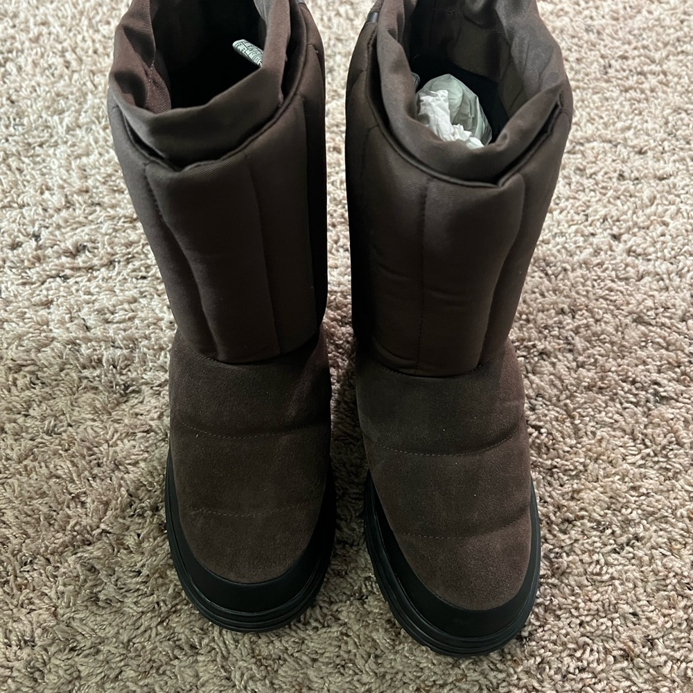 Women's brown insulated UGGs (size 5)